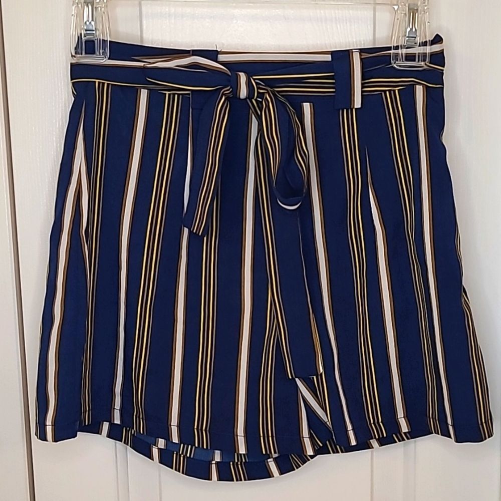 PrettyLittleThing Striped Short Size 4 - Picture 2 of 5